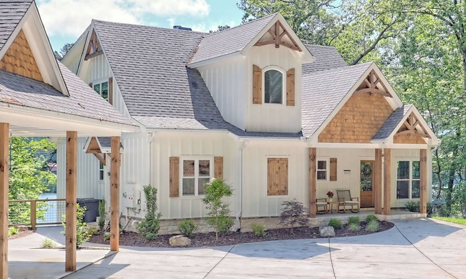 Hiawassee Casa | Big Oak Bungalow - by Chatuge Home Concierge Lake house, private dock ,hot tub, ping pong, foosball, fireplace