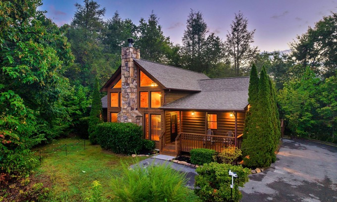 Gatlinburg - Pigeon Forge Cabina | Big Summer Discounts! 3 Resort Pools! Dogs Welcome - Mountain View - Hot Tub
