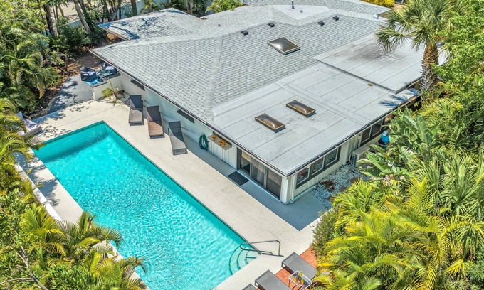 Bay Isle Casa | Big Pass Hideaway l Private Heated Pool, & Walking Distance to Siesta Key Beach