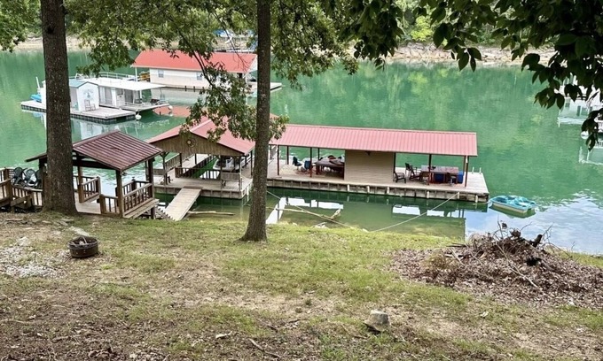 Speedwell Casa | Big Private Dock! 3 BRM, 2 Bath house 64 steps from the water, WIFI