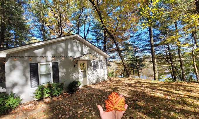 Stanwood Cabina | Big Rapids Relaxing River View Cottage Hot Tub
