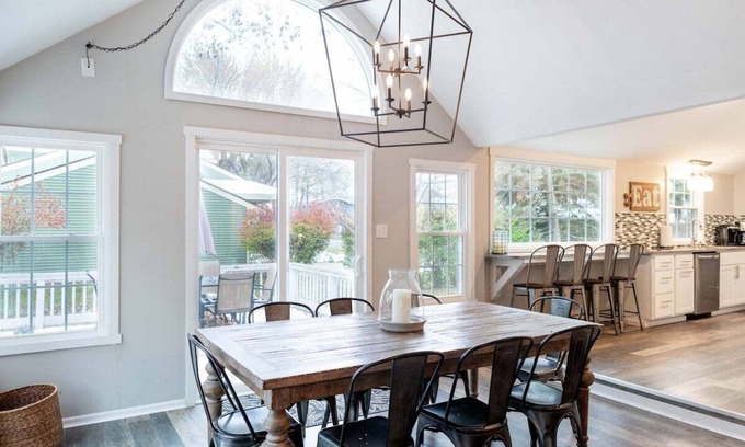 Holland Casa | Big Red Cottage sleeps 8+ near Lake Macatawa