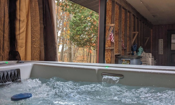 Canadian Lakes Casa | Big Red! Modern clubhouse with Hot Tub! Walking distance to Castle - 4 bedrooms