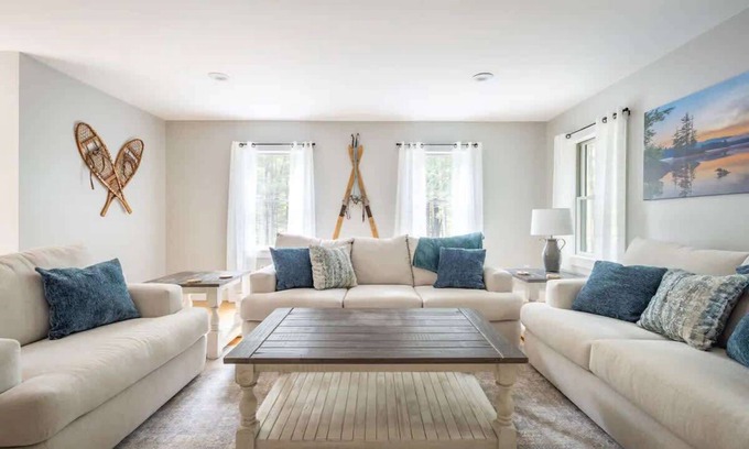 Elkins Casa | “Big Red” @ New London/Sunapee | Lake-Ski-Wellness
