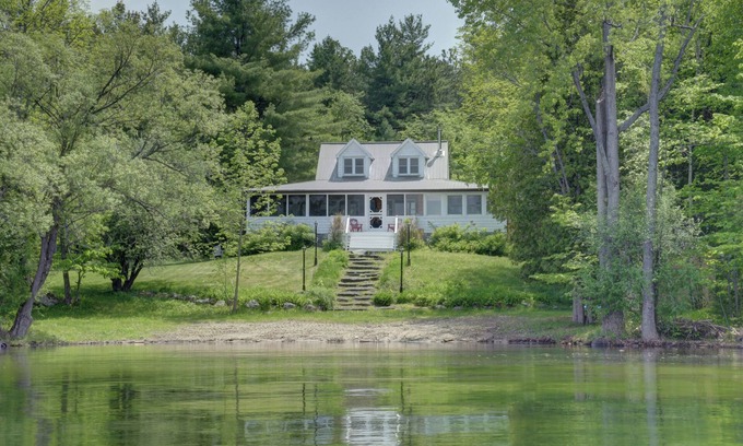 Rideau Lakes Cabaña | Big Rideau Lake Waterfront Cottage with pristine beach!