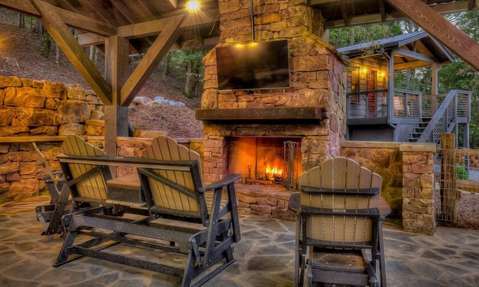 McCaysville Cabina | Big River Family Retreat - Luxury Creekside Getaway | Outdoor Kitchen & Pavillion | Screened in Porch