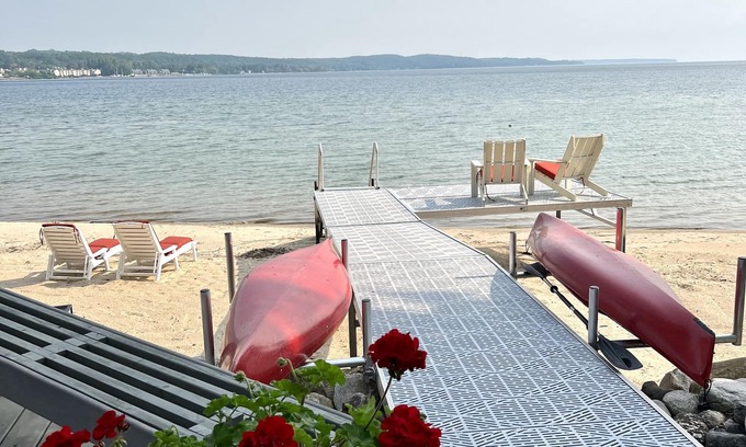 Suttons Bay Casa | A pie de pueblo! Suttons Bay Waterfront Cottage.