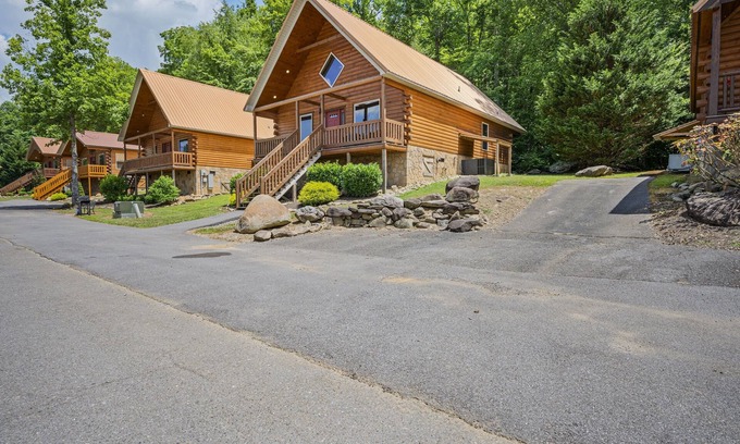 Pittman Center Cabina | Big Savings! Updated Cabin with Screened Hot Tub