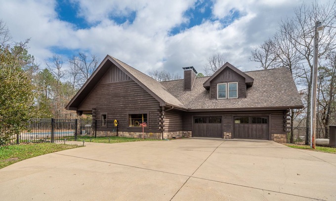 Royal Casa | Big Secluded Log Home Perfect Hot Springs Getaway