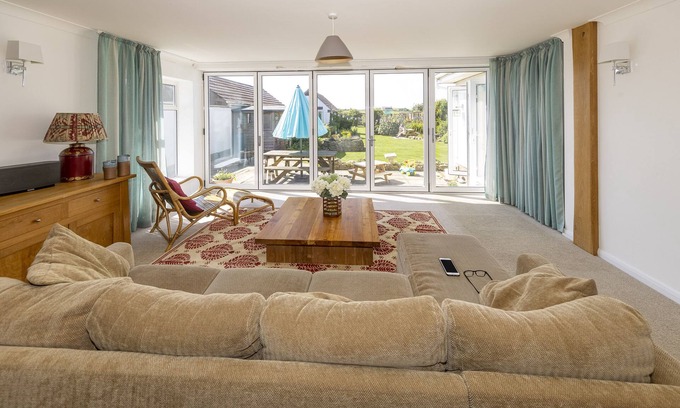 Bridport Casa | Big Sky-2 min walk Hive Beach Burton Bradstock . Parking Lg Gardens slps 10+ cot