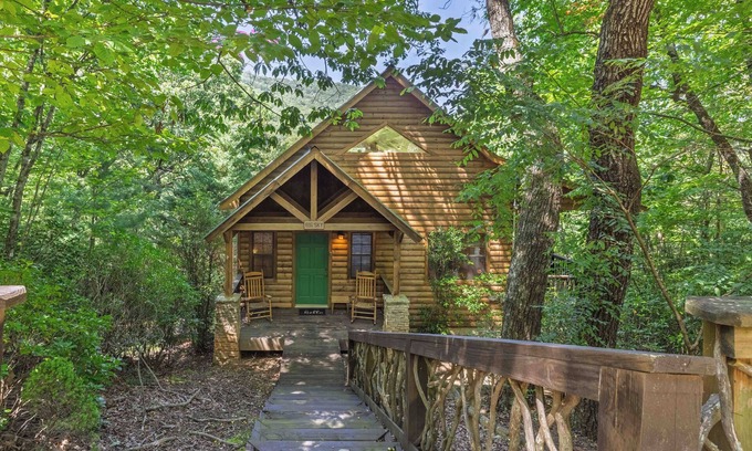 Helen Cabina | Big Sky - A Couple's Luxury Cabin with Spectacular Views of Yonah Mountain