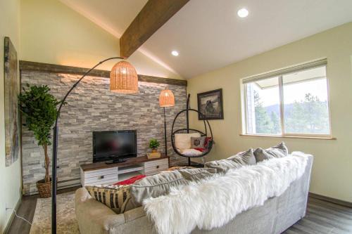 Big Sky Meadow Village Casa | Big Sky Basecamp Walk to Trails + Private Patio
