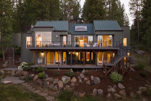 Deschutes River Woods Casa | Big Sky Bend - Amazing Riverfront for 12