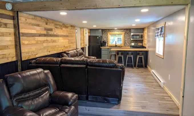 Linesville Cabaña | Big Sky Cottage, Quiet, Relaxing Retreat