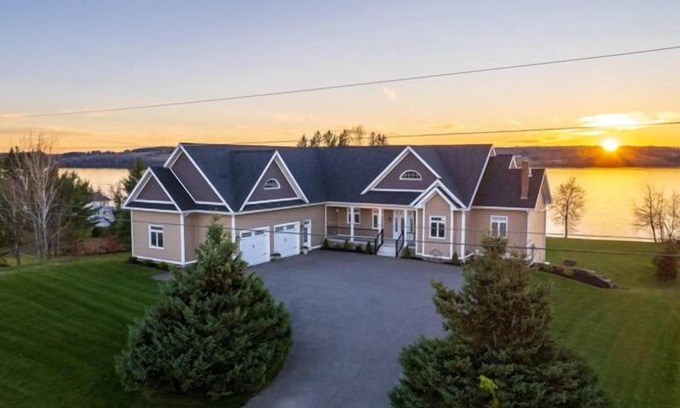 Saint David Cabina | Big Sky Lodge Sunset Suite. Luxury Lodging on Long Lake Saint David Maine