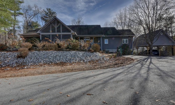 Dillard Casa | Big Sky Retreat - Incredible Mountain Views! Hike, golf, relax and unplug!