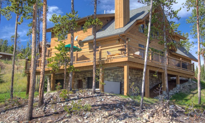 Powder Ridge Cabina | Cabaña de troncos en un entorno arbolado privado con acceso a esquís. Jacuzzi privado también!