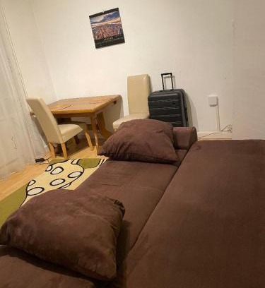 Eschersheim Casa | Big spacy Room for 2 person,close to trade fair, free parking, supermarket near