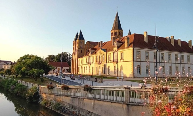 Paray-le-Monial Casa | Big Townhouse in Paray le Monial for 25 people