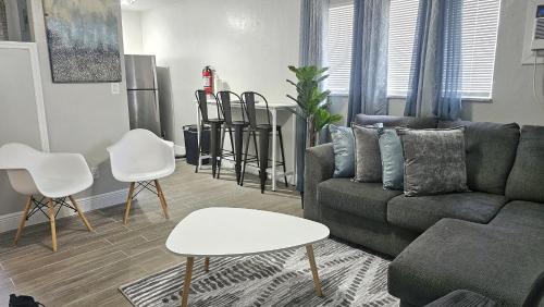 Hollywood Apartamento | Big TV Apartment 6 Miles From Hard Rock Stadium and Casino