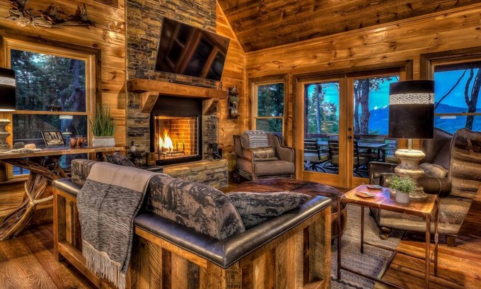 Ridgeline Vistas Cabina | Big View Overlook - Pet Friendly | Hot Tub | Mountain View | Pool Table | Ping Pong