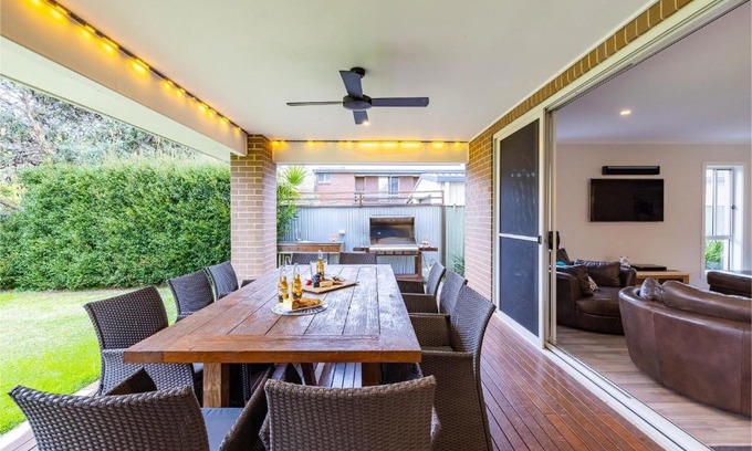 Nelson Bay Casa | Big Wave At Shoal Bay 8 Achilles St large home with ducted air con Wi Fi and Linen