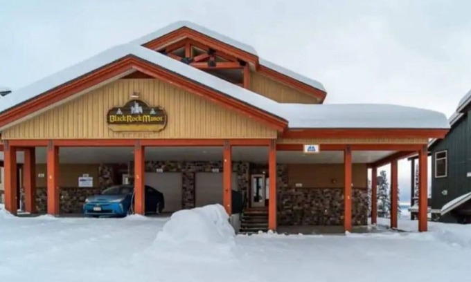 Snow Pine Estates Chalet De Esquí | Big White Beauty! Sleeps 8. Ski in/Ski out Chalet with Private Hot Tub.