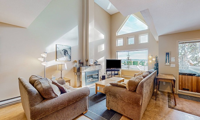 Big White Ski Resort Cabina | Big White Ski Resort cabin with hot tub, balcony, & two kitchens - walk to lifts