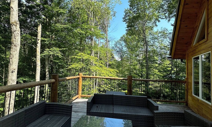 Benezette Casa | Big windows house + 5 bedrooms +Wifi+ dishwasher+ kitchen+ patio+ firepit