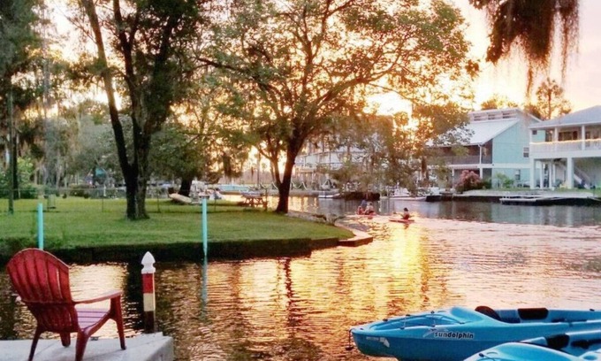 Weeki Wachee Gardens Casa | Bigfoot Bungalow -Enjoy being directly on the clear waters of Weeki Wachee River