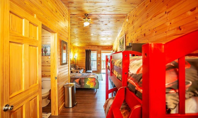 Benton Cabina | Bigfoot Lodge Room Two - Mountain Getaway