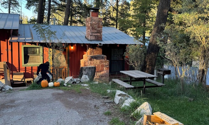 Cloudcroft Cabina | Bigfoot's Bunkhouse! Cozy Cabin, Cool Breeze Dogs Welcome! 45 min to white sands