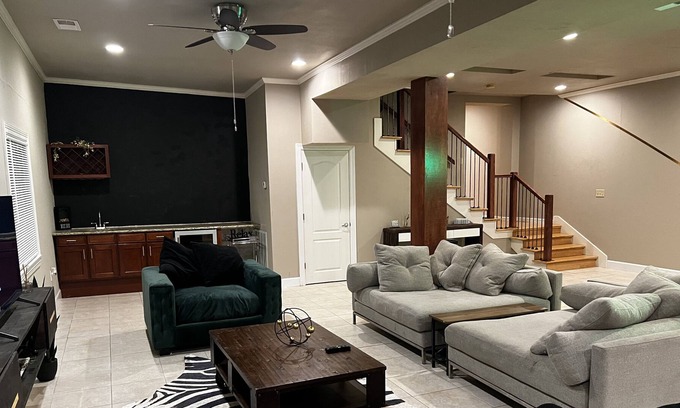 Lawrence Condominio | Biggest 3 BDR loft Downtown Mass Street - 5 mins from KU