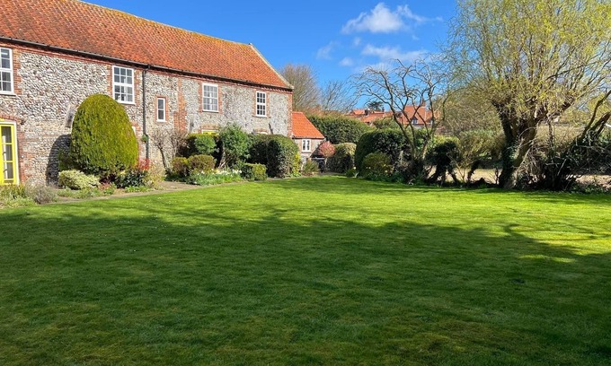 Holt Cabaña | Bijou Bolthole in Blakeney for 2,parking,patio,lawn & close to Quay,pubs & shops