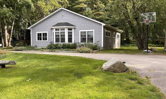 Bar Harbor Cabaña | Bijou By The Bay-Guest House on large waterfront estate, short walk to Bar Harbor