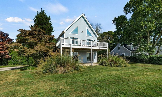 Bonnet Shores Casa | Bike or walk to Kelly Beach in Bonnet Shores! Bright&Spacious Beach Home!