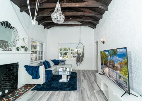 Hallandale Beach Villa | Bike to Beach-Spacious With Patio BBQ & Game Room (Pet-Friendly)