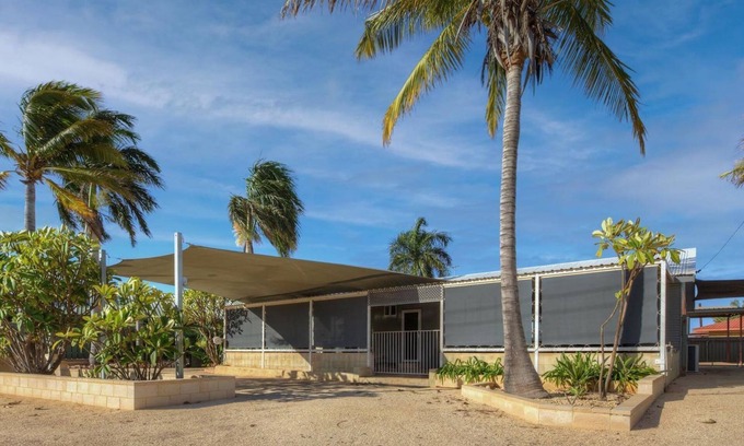 Exmouth Casa | Billfish - Close to town and across from bushland