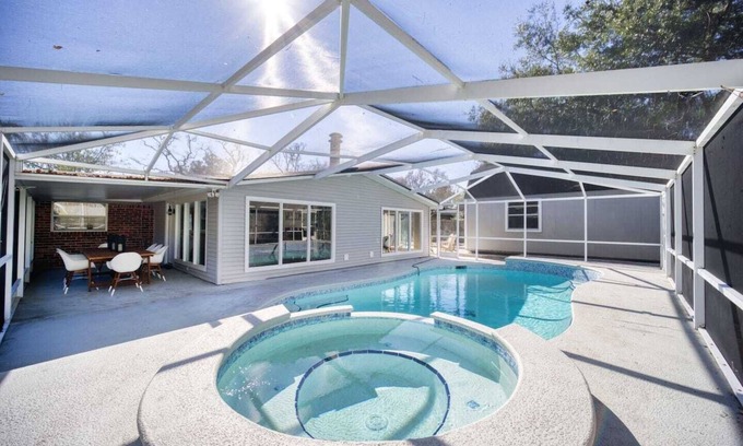 Southside Casa | ~Billiard Abode Sleeps 12 Heated Pool & Spa~
