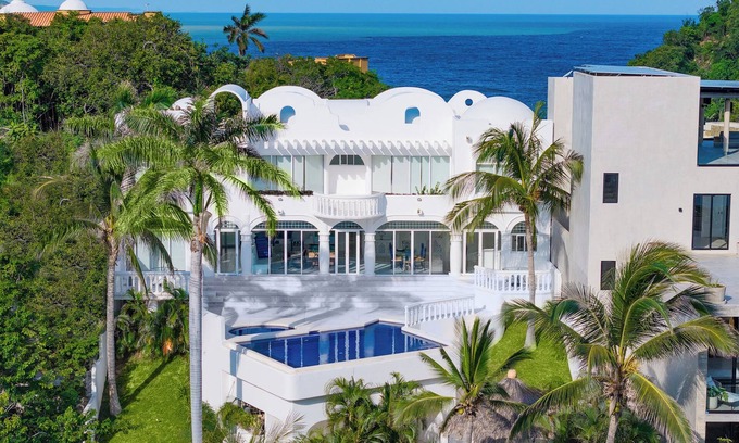 Santa María Huatulco Villa | Billiard Table with Ocean Views and Private Pool