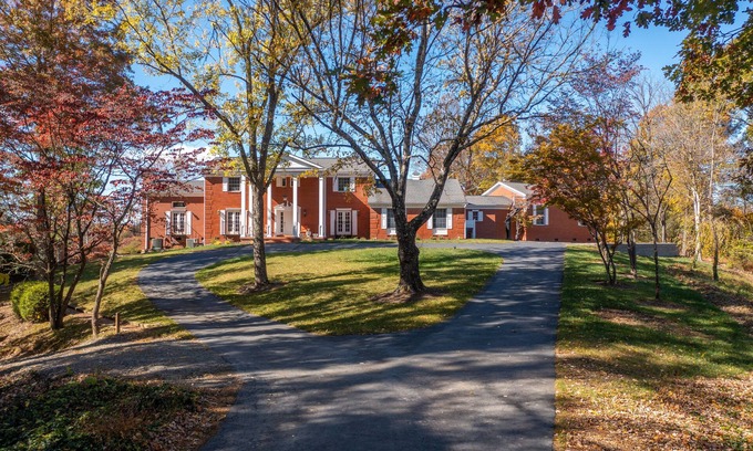Asheville Casa | BillsMore Estate! 9 acres with amazing views & trails. 11 minutes to downtown