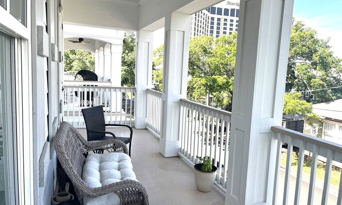 Biloxi Condominio | Biloxi Romance - one bed with balcony near Biloxi Beach & one block to casinos!