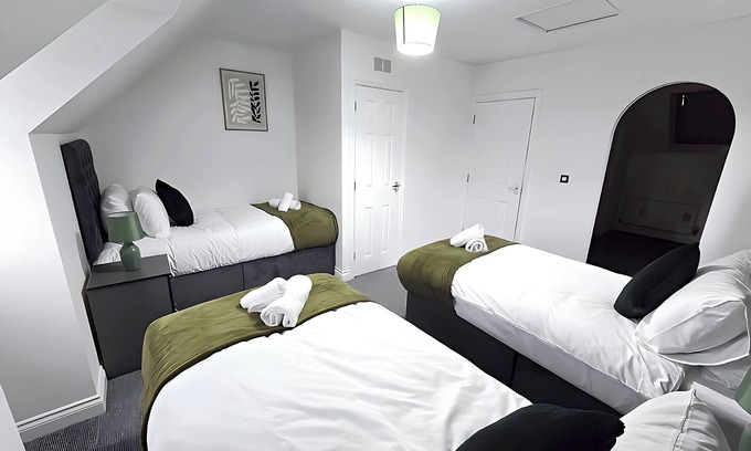 Bilston Casa | Bilston 3-Bed Town House, Sleeps 9 - Groups