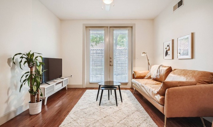 Holly Apartamento | Bindel: 1 Bedroom in East Austin, Highly Walkable, Rooftop Views, Pet Friendly!