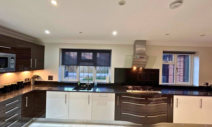 Binfield Chalet De Esquí | Binfield: Beautiful Five Bedroom (Three Bath) House