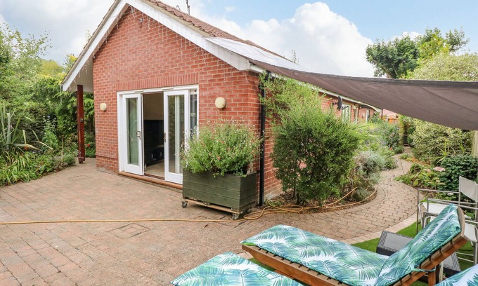 Brundall Cabaña | BIRCH COTTAGE, pet friendly, character holiday cottage in Brundall