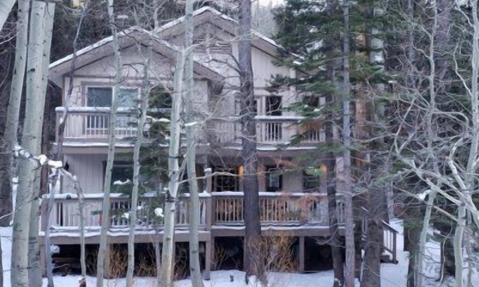 June Lake Condominio | Hermosa ubicación tranquila. Siéntese en la terraza en el bosque y escuche el flujo de Invertir creek.
