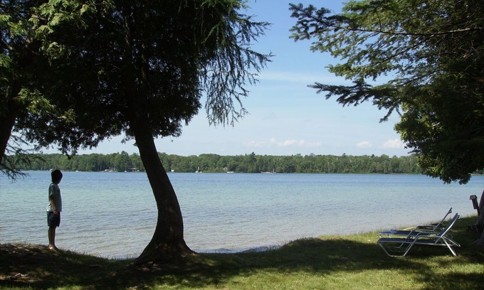 Kewadin Cabaña | Birch Lake Cottage, Elk Rapids, propiedad frente al mar cerca de Traverse City