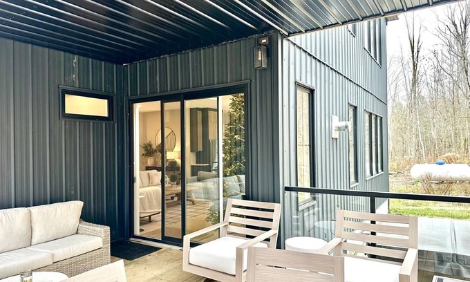 Kemble Cabaña | Birchwood Country House with Hot Tub & EV Charger