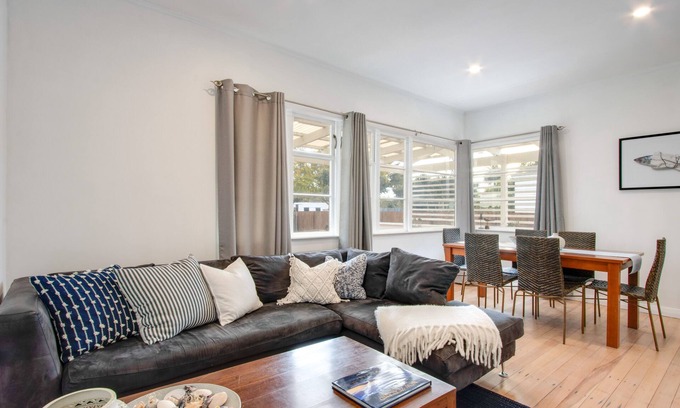 Marewa Casa | Bird and Fish - Napier Holiday Home